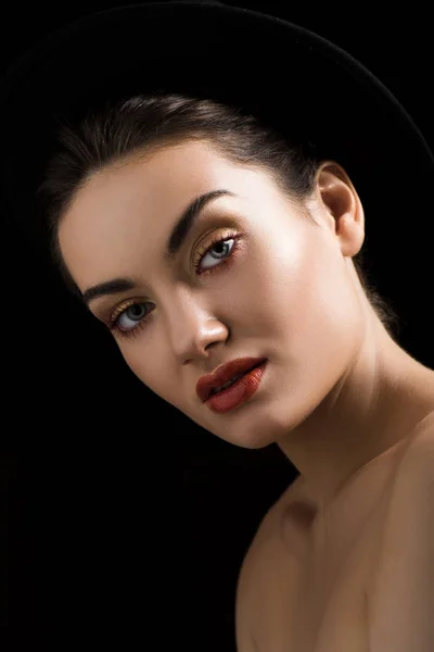 Bela menina elegante posando em chapéu de feltro, isolado em preto — Fotografia de Stock