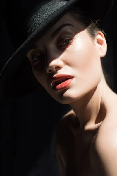 Bela menina elegante posando em chapéu de feltro na moda preta — Fotografia de Stock