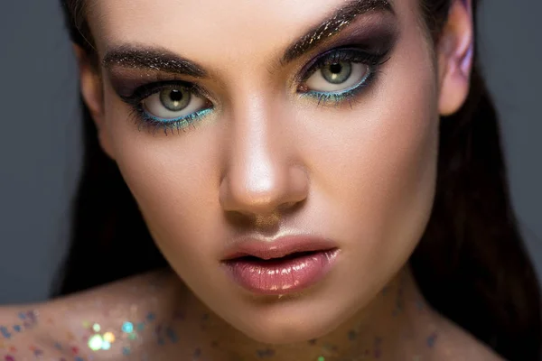 Close up retrato de jovem com maquiagem elegante, isolado em cinza — Fotografia de Stock