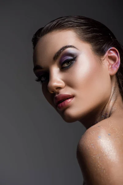 Belle jeune femme au maquillage pailleté, isolée sur gris — Photo de stock