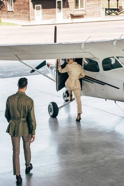 Vista ad alto angolo di uomo elegante a piedi mentre la sua fidanzata imbarco in aereo — Foto stock
