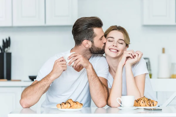 Guapo joven besar feliz desayuno mientras desayunan juntos - foto de stock