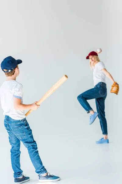 Madre e hijo jugando béisbol aislado en blanco - foto de stock
