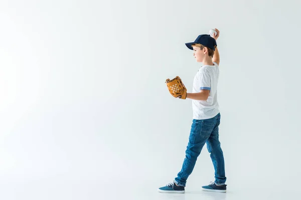 Adorável menino lançando bola de beisebol isolado no branco — Fotografia de Stock