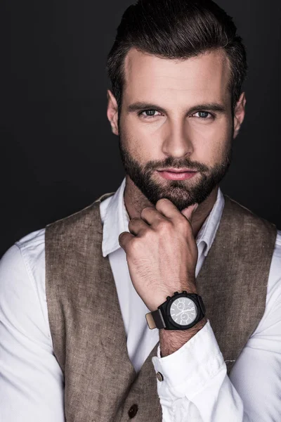 Porträt eines nachdenklichen eleganten bärtigen Mannes mit Armbanduhr, isoliert auf grau — Stockfoto