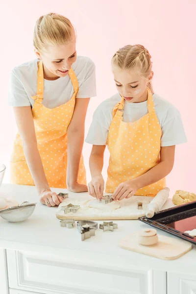 Junge Mutter und Tochter bereiten gemeinsam Teig für Weihnachtsplätzchen vor — Stockfoto