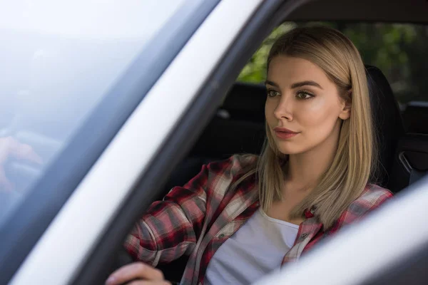 Schöne blonde Mädchen fahren weißes Auto — Stockfoto