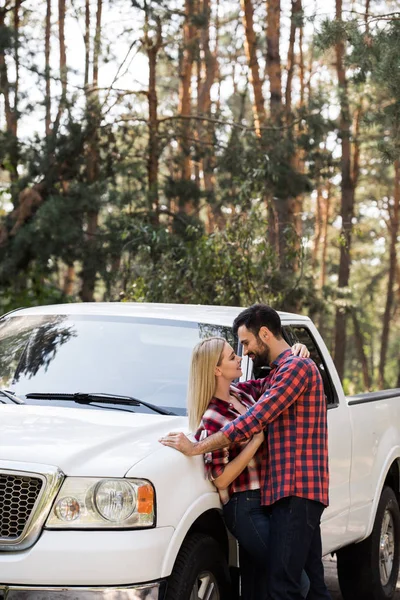 Belo casal vai beijar perto pickup caminhão na floresta — Fotografia de Stock