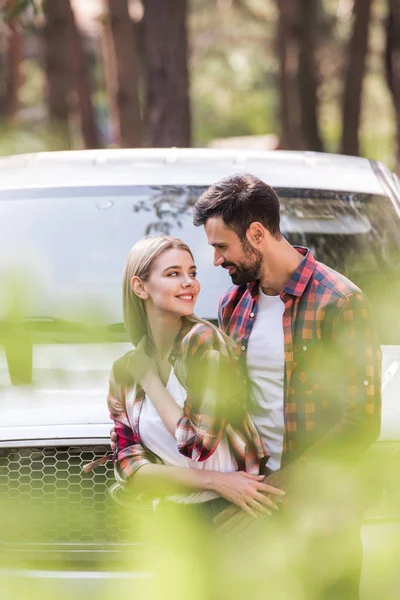 Lächelndes Paar umarmt sich in der Nähe eines weißen Pickups — Stockfoto