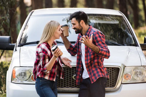 Belo casal com café para ir falar e rir perto de pickup caminhão — Fotografia de Stock