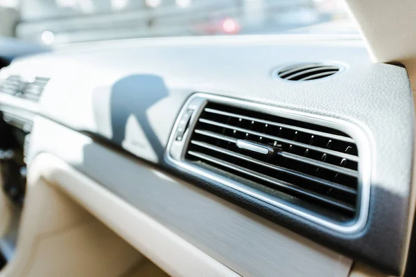 Gros plan du panneau de grille du climatiseur de voiture — Photo de stock