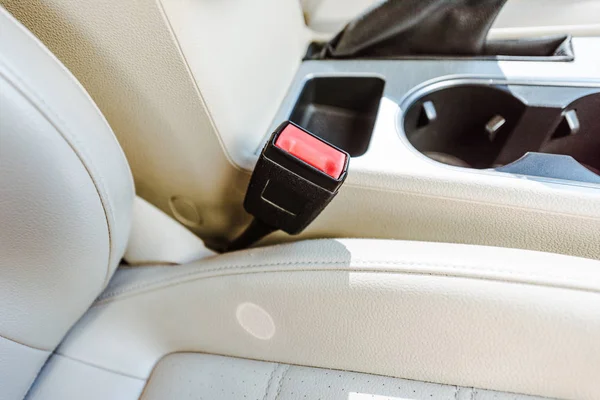 Abgeschnittenes Bild von ledernen Autositzen und versenkbarer Plattform für Sicherheitsgurte — Stockfoto