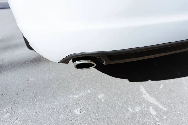 Abgeschnittenes Bild von Auspuff in weißem Auto — Stockfoto