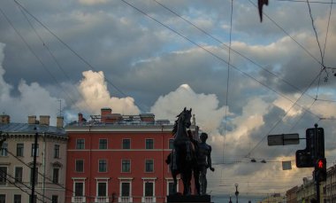 Saint-Peterburs 'taki Anichkov köprüsü