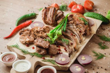 Rulo köfte. Barbekü et tabağı