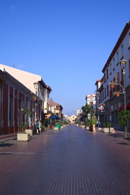 La Serena, Şili - 22 Şubat 2015: 22 Şubat 2015'te Şili'nin La Serena kentinde ki Nuestra Senora de Gracia kilisesiyle arturo Prat sokak manzarası