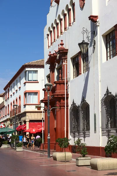 La Serena, Şili - 19 Şubat 2015: 19 Şubat 2015 tarihinde Şehir merkezindeki Prat caddesiüzerinde belediye binası, Şili'nin La Serena kentinde. Bu bina 20..