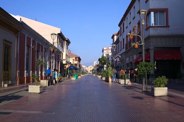 La Serena, Şili - 22 Şubat 2015: 22 Şubat 2015'te Şili'nin La Serena kentinde ki Nuestra Senora de Gracia kilisesiyle arturo Prat sokak manzarası