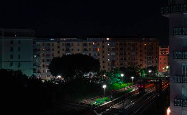Gece manzaralı şehir. Brindisi (Puglia) tren yolu ve binaları)