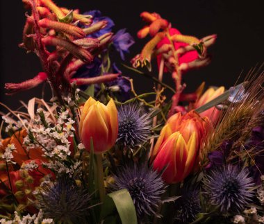 Siyah arka planda izole edilmiş çiçekler. Çiçek aranjmanı, bir buket çiçek.. 