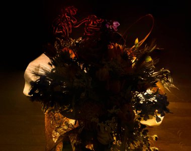 Siyah arka planda izole edilmiş çiçekler. Çiçek aranjmanı, bir buket çiçek.. 