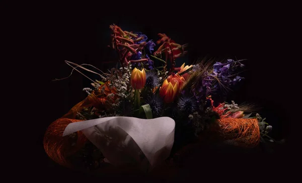 Blumen Isoliert Auf Schwarzem Hintergrund Blumenschmuck Strauß Von Gartenblumen — Stockfoto