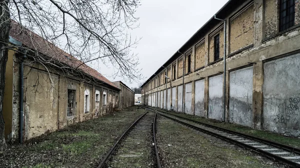 Oude ongebruikte spoorlijn tussen twee hutten — Stockfoto