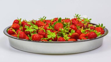 Beyaz arka plan üzerinde izole kase taze çilek