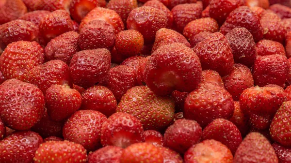 只是新鲜的红草莓，没有绿叶 — 图库照片