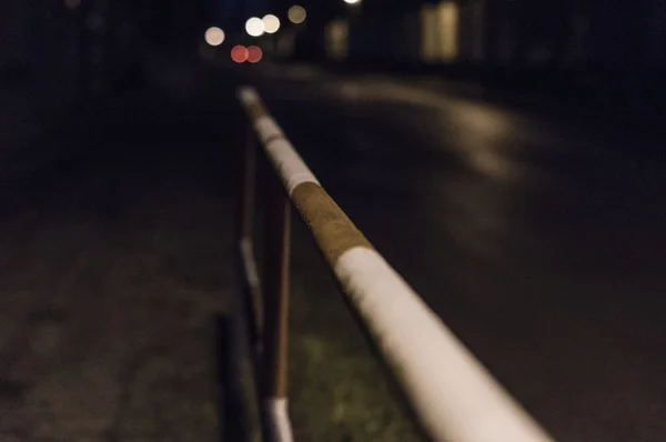 Vieja barandilla rojo-blanca en la noche por la carretera —  Fotos de Stock