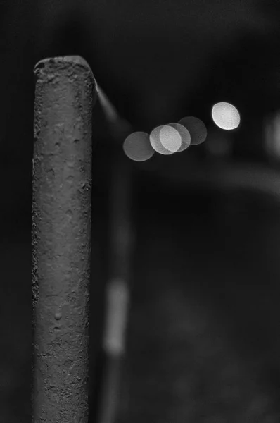 Velho corrimão vermelho-branco à noite pela estrada — Fotografia de Stock