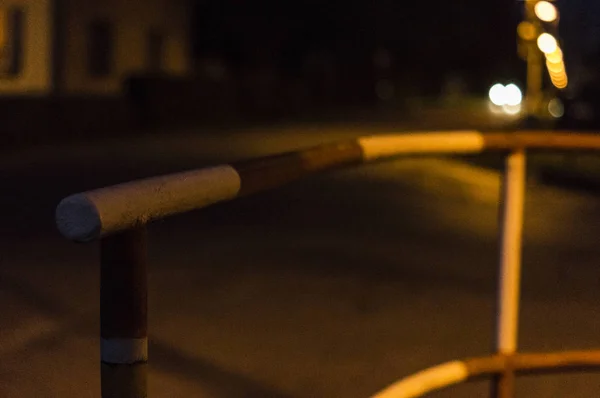 Παλιό κόκκινο-λευκό κιγκλίδωμα τη νύχτα από το δρόμο — Φωτογραφία Αρχείου