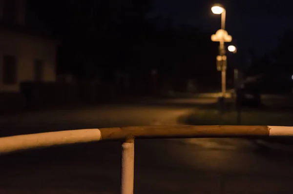 Vieja barandilla rojo-blanca en la noche por la carretera —  Fotos de Stock