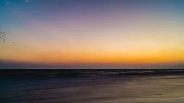 해가 뉘엿뉘엿 지는 해변에서 바라봄 — 스톡 사진