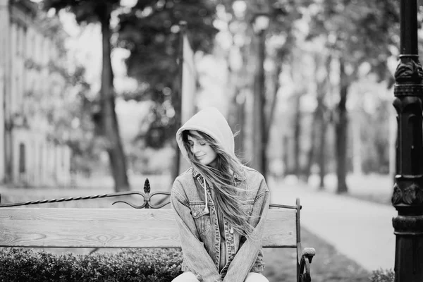 Retrato Romántico Estilo Calle Blanco Negro Una Joven Hermosa Mujer — Foto de Stock