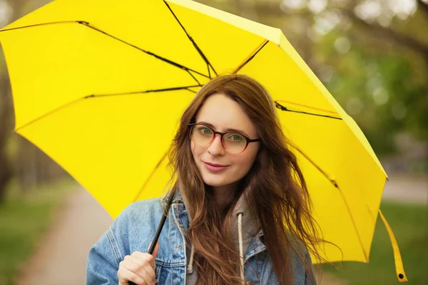 Imagen Exterior Una Joven Con Paraguas Amarillo — Foto de Stock