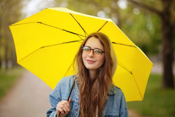 Imagen Exterior Una Joven Con Paraguas Amarillo — Foto de Stock