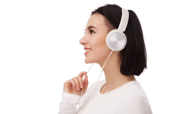 Junge Schöne Frau Mit Kopfhörern Vor Weißem Hintergrund — Stockfoto
