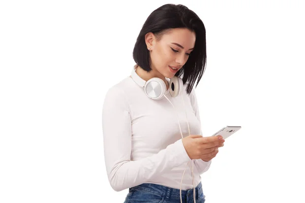 Junge Schöne Frau Mit Smartphone Und Kopfhörer Vor Weißem Hintergrund — Stockfoto