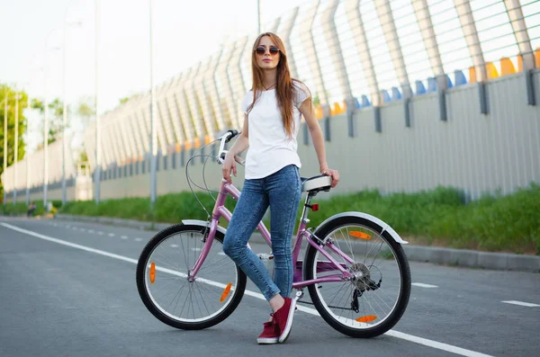 Όμορφη Γυναίκα Στέκεται Ένα Ποδήλατο Στο Δρόμο — Φωτογραφία Αρχείου