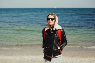 Genç kadın gezgin tarafından sahil yürüyüş