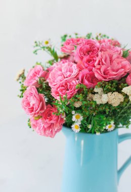 Güzel vazo içinde pembe gül buketi