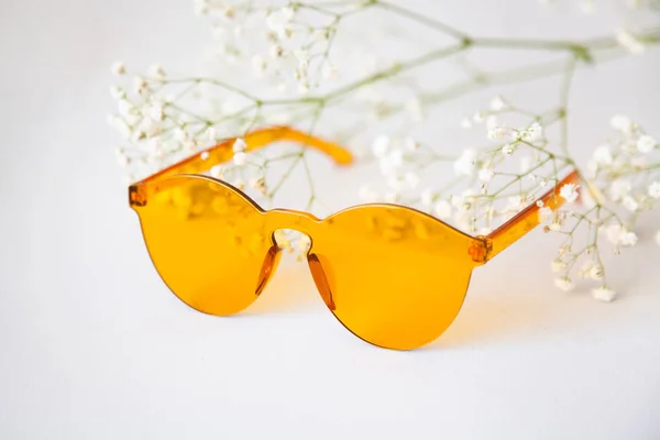 Zbliżenie Zdjęcie Jasne Żółte Okulary Przeciwsłoneczne Bez Ramki — Zdjęcie stockowe