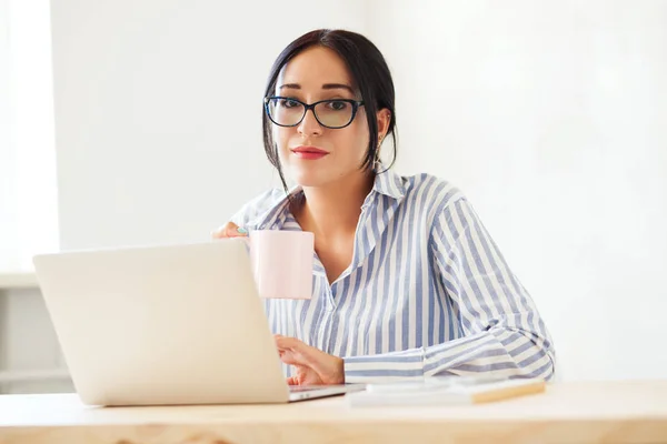 Preciosa Mujer Negocios Trabajo Con Una Taza —  Fotos de Stock