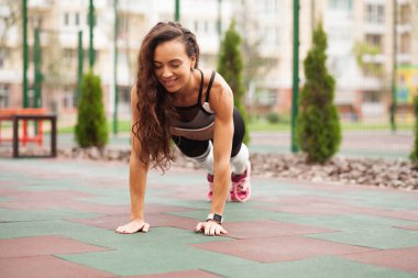 Güzel sportif kadın açık havada çalışıyor