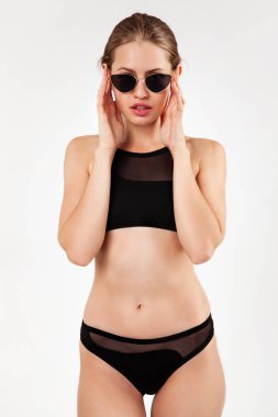 Beyaz arka plan siyah Bikini güzel kadın