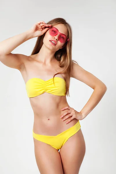Beyaz Arka Plan Sarı Bikinili Güzel Kadın — Stok fotoğraf