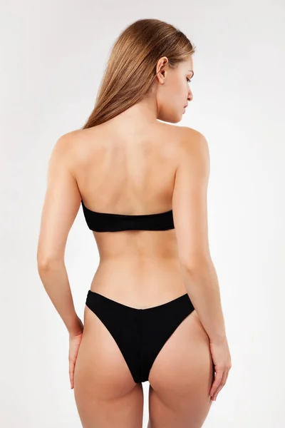 Vacker Kvinna Svart Bikini Mot Vit Bakgrund — Stockfoto
