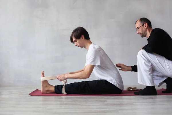 Jongeman Doet Stretching Oefening Met Trainer — Stockfoto