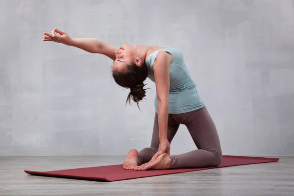 Vacker Kvinna Utövar Yoga Vardagsrum — Stockfoto